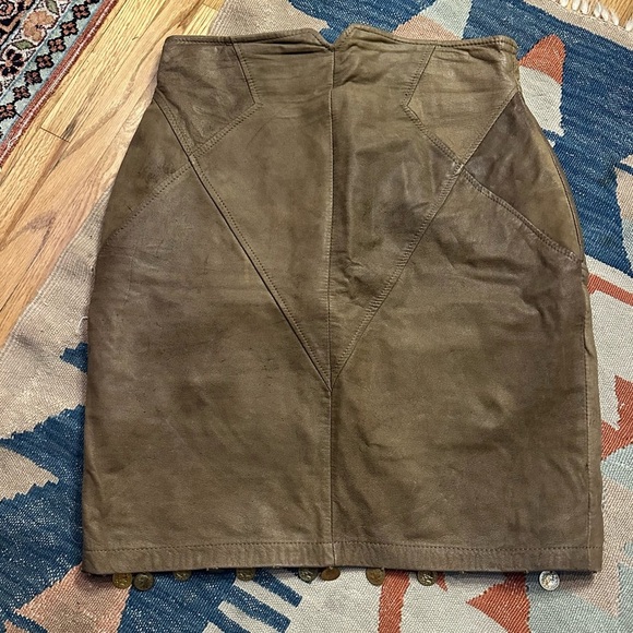 Vintage 1990s patchwork brown leather mini skirt with gold coin trim high waist - Picture 4 of 10